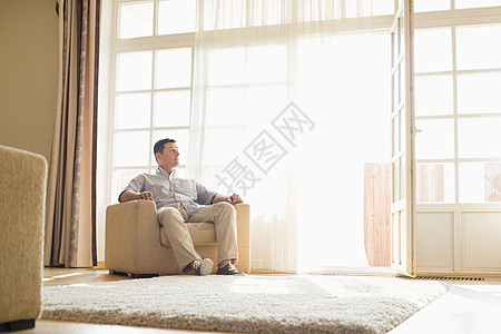家里躺扶手椅上放松的人图片