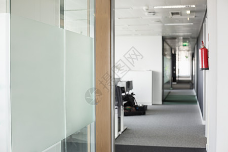办公室的璃墙狭窄的通道图片