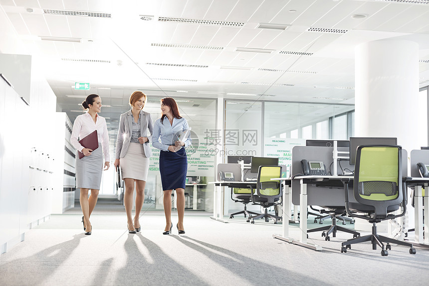 女商人的全长文件夹办公室里行走