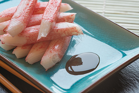 用筷子盘子上的新鲜寿司筷子图片