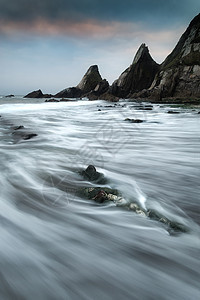 崎岖的长曝光景观海景的岩石海岸线图片