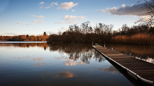 日落景观平静的湖上,水中反射图片