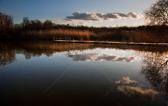 日落景观平静的湖上,水中反射图片