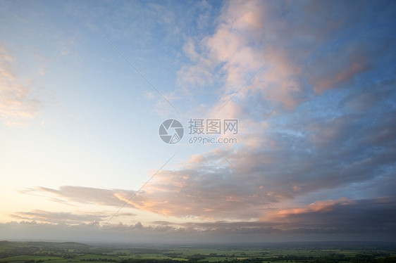 日落时分,英国乡村连绵伏,景色迷人图片