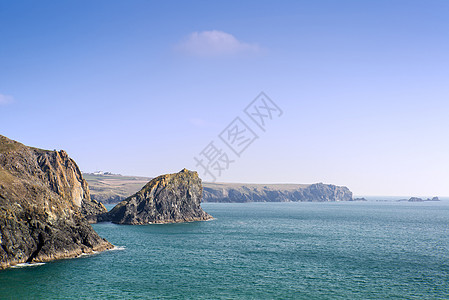 凯南斯湾眺望大海英国科尼什海岸美丽的岩石海湾眺望大海背景图片