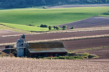 农场建筑的耕地农业景观图片