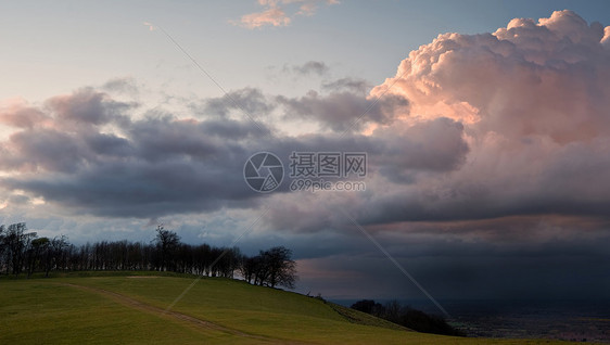 美丽的风景农田上,喜怒无常的天空令人振奋的阳光图片