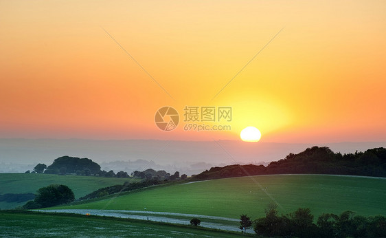 夏天英国乡村景观上美丽的日出图片