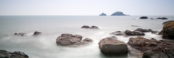 日出时岩石海岸线的全景景观图片