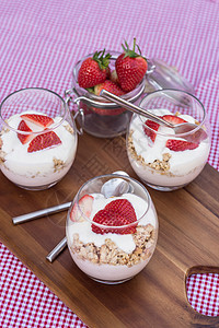 早餐加酸奶的新鲜草莓图片