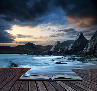 书籍惊人的山海日落景观背景图片