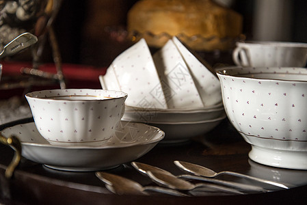 18世纪的杯子茶托镶嵌木制托盘上图片