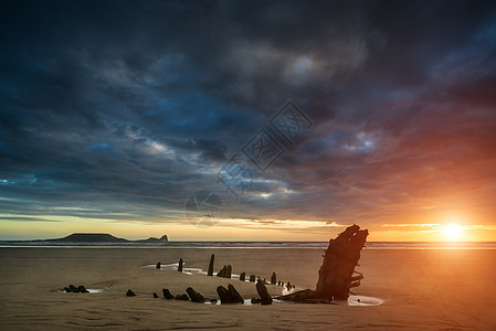 戏剧的日落景观沉船上的罗西利湾海滩图片