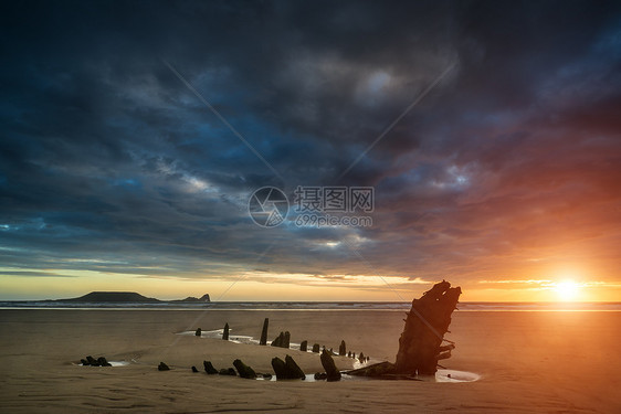 戏剧的日落景观沉船上的罗西利湾海滩图片