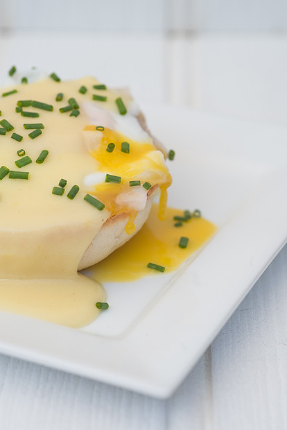 鸡蛋本笃烤英国松饼,火腿,荷包蛋美味的黄油荷兰酱图片