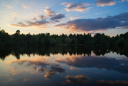 美丽的夏季日落反射静止的湖泊景观中图片