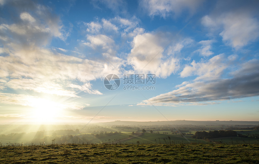 美丽的秋空乡村景观上令人惊叹的日出高清图片下载 正版图片 摄图网