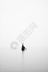 海难废墟的景观极简主义形象,黑白相间图片