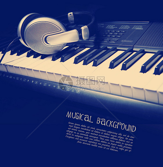 音乐合成器键盘上的耳机电子钢琴上的耳机图片