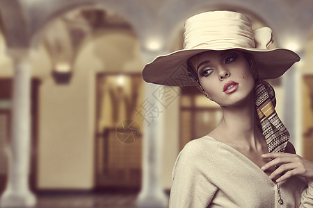 时尚女孩戴着优雅的帽子图片