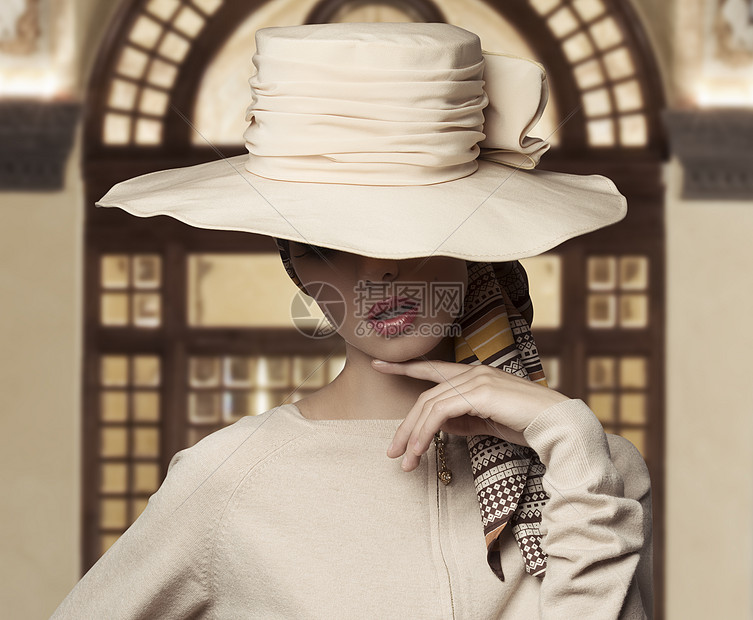 ‘~可爱的时尚镜头优雅的表妹,脸上盖着大帽子,穿着米色连衣裙  ~’ 的图片