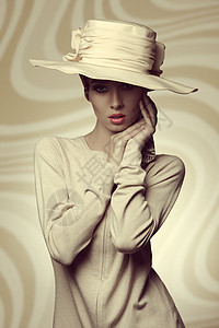 时尚拍摄的感女与优雅的协调风格,大帽子米色连衣裙图片