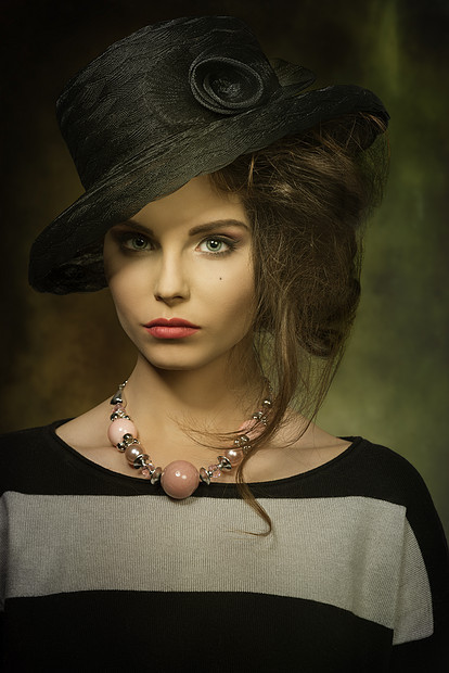 特写肖像迷人的女人与时尚黑色帽子,条纹连衣裙项链图片