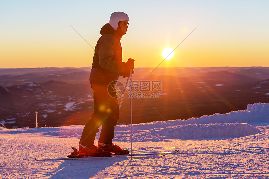 男滑雪者图片
