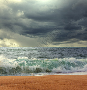 大海里的雨图片