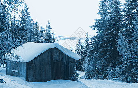 冬天山上的木制小屋图片