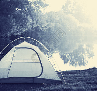 绿色草原上的帐篷图片