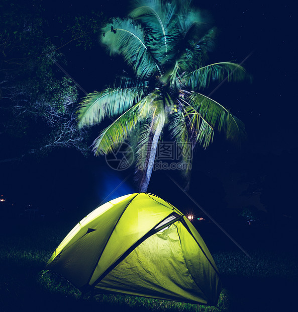 沙漠露营的夜景图片