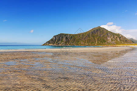 海滩,海滨岸上的沙子卵石图片