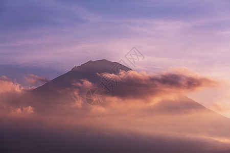 火山阿贡阿米德海滩,巴厘岛,印度尼西亚图片