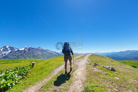 山里的背包客图片