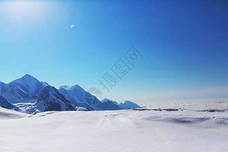 高高加索山脉图片