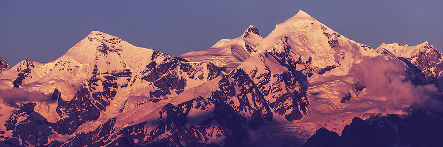 高加索山脉日落峰图片