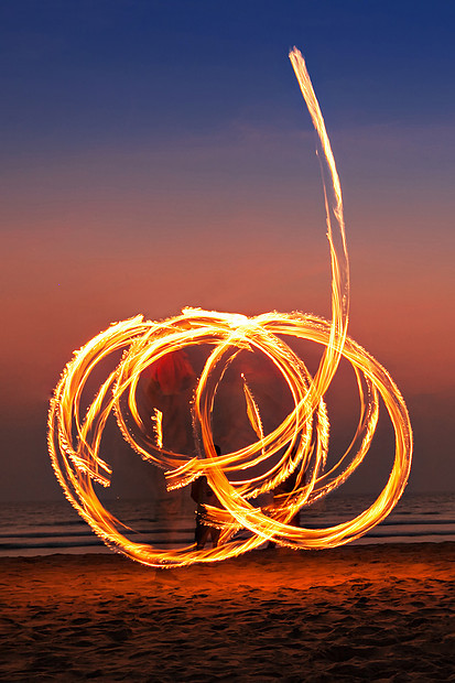 海滩上的美丽火灾表演,果阿图片