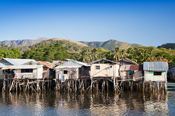 贫民窟的房子住海里的高跷上图片