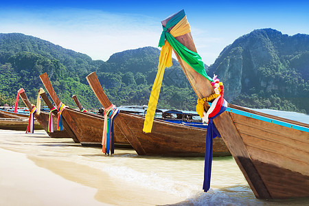 泰国海滩的长尾船图片