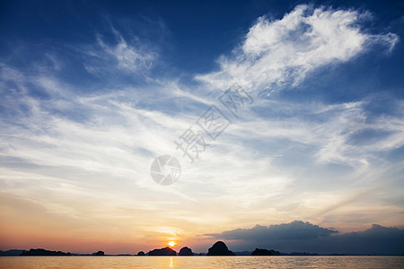 非常美丽的海上日落,背景上岛屿图片