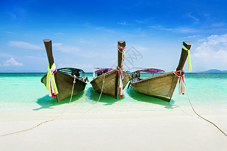 泰国美丽海滩的长尾船图片