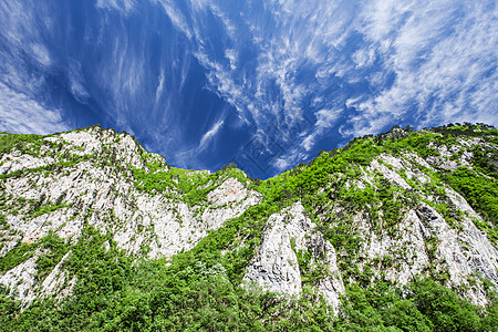 美丽的青山与戏剧的天空背景图片