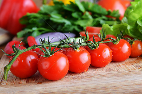 新鲜蔬菜包括西红柿黄瓜洋葱绿叶图片