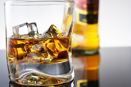 璃瓶装威士忌的简单成分图片