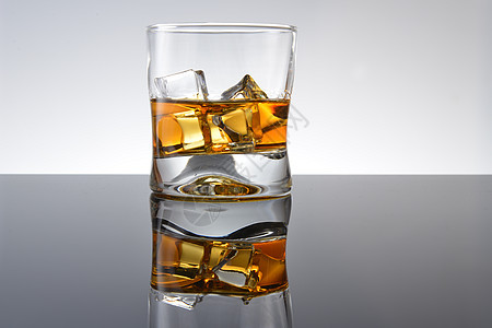 威士忌加冰璃加冰的威士忌图片