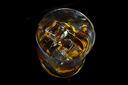 黑色背景上用简单的璃加冰的威士忌图片