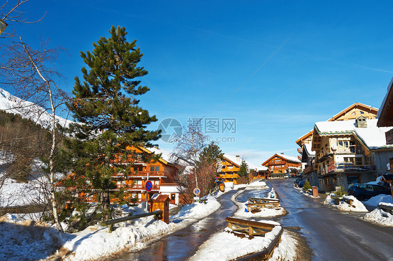 冬季下雪的山地滑雪胜地,梅里贝尔,阿尔卑斯山,法国图片