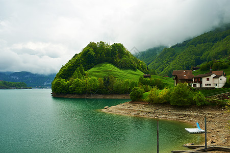 美丽的翡翠山湖瑞士低云下图片