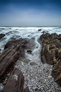 崎岖的长曝光景观海景的岩石海岸线图片
